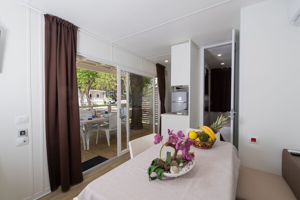 Deluxe Mobile Home | Área de sala de estar | Televisión LCD de 20 pulgadas con canales vía satélite y televisión 