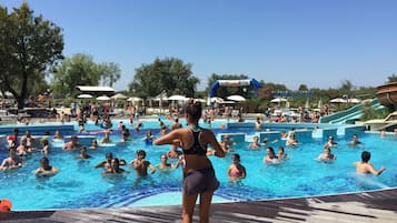 Una piscina al aire libre de temporada