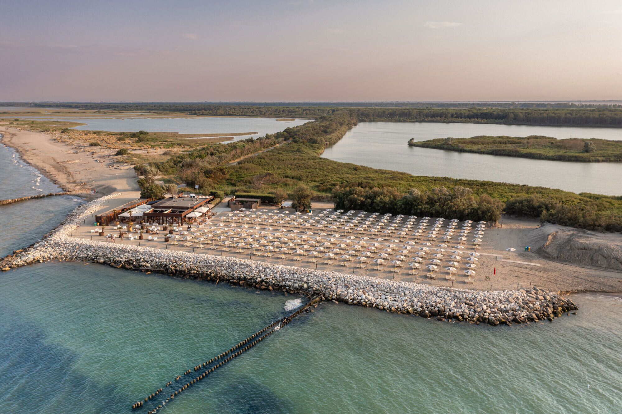 Plage privée, navette gratuite vers la plage, chaises longues, parasols
