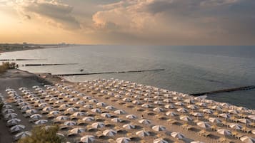 Plage privée, navette gratuite vers la plage, chaises longues, parasols