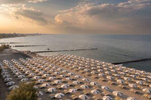 Private beach, free beach shuttle, sun-loungers, beach umbrellas - Club Del Sole Spina Family Collection (Comacchio)