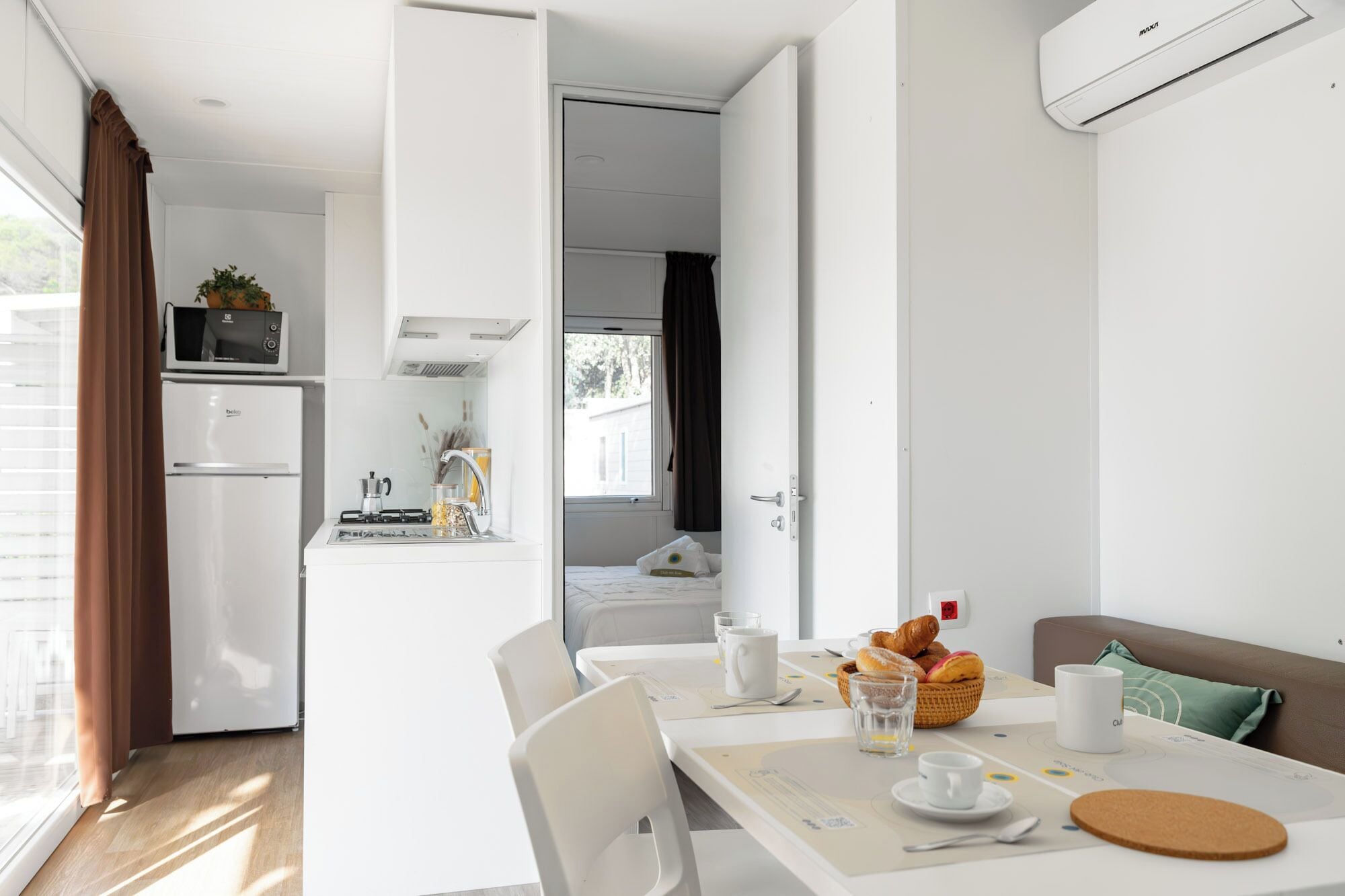 Casa mobile Deluxe, 3 camere da letto | Area soggiorno | TV LCD 20 pollici con canali satellitari, TV, tavolo da ping pong