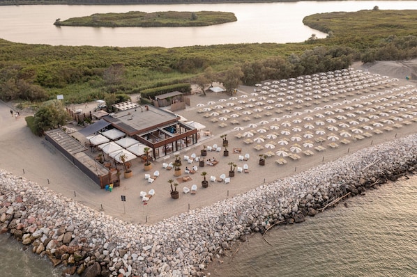Playa privada, traslado desde/hacia la playa gratis y camastros