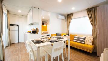 Elite stacaravan, 2 slaapkamers | Woonruimte | Een flatscreentelevisie, tafelvoetbal en een tafeltennistafel