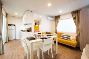 Elite Mobile Home, 2 Bedrooms | Living area