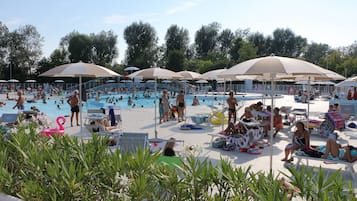 Sæsonbestemt udendørs pool, åben fra kl. 10.00 til kl. 18.30, parasoller