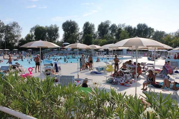 Een seizoensgebonden buitenzwembad en parasols bij het zwembad