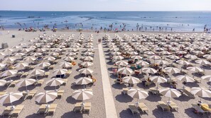 Private beach nearby, white sand, sun-loungers, beach umbrellas - Club Del Sole Adriano Family Collection (Ravenna)