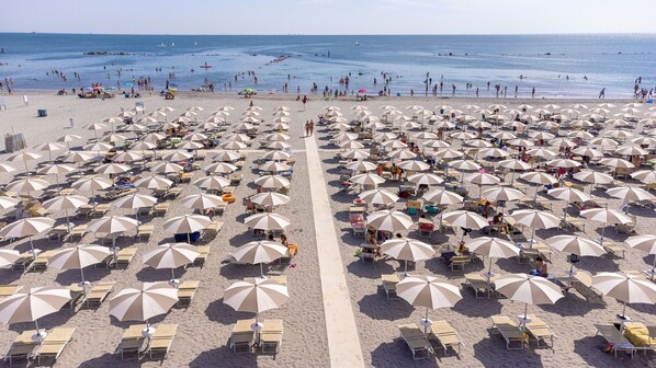 Private beach nearby, white sand, sun loungers, beach umbrellas - Club Del Sole Adriano Family Collection (Ravenna)