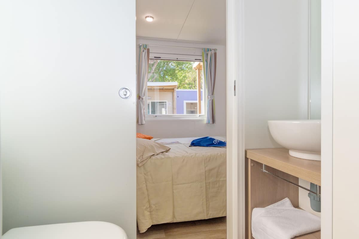 2 bedrooms, individually decorated, individually furnished