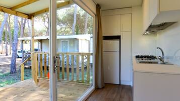 Grand réfrigérateur, micro-ondes dans l'espace commun, plaque de cuisson