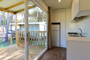 Refrigerador con freezer, microondas, placa de cocina