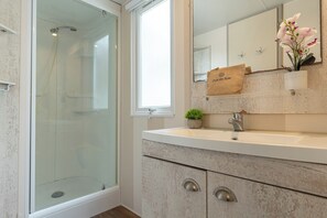 Mobile Superior, 2 camere letto (Pet friendly) | Bathroom | Shower, rainfall showerhead, towels - Club Del Sole Marina Family Resort (Ravenna)