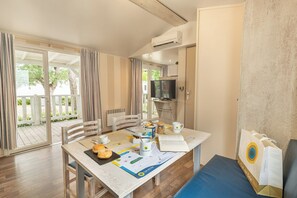 Mobile Superior, 2 camere letto (Pet friendly) | Living area | Ping pong - Club Del Sole Marina Family Resort (Ravenna)