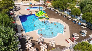 Piscina stagionale all'aperto, ombrelloni da piscina, lettini