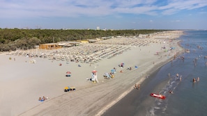 On the beach, sun-loungers, beach umbrellas, beach volleyball - Club Del Sole Marina Family Resort (Ravenna)