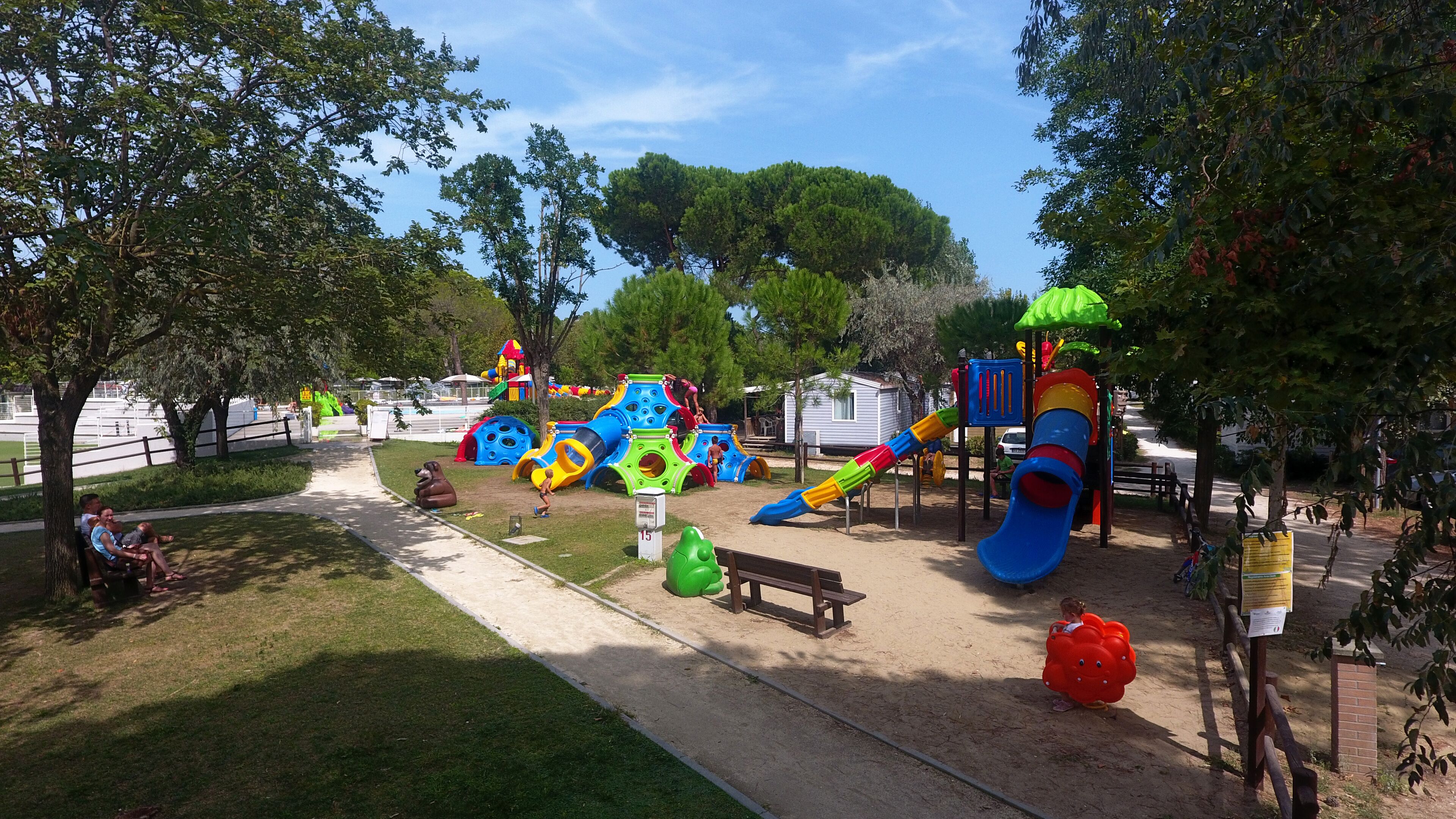 Zona de juegos infantil al aire libre
