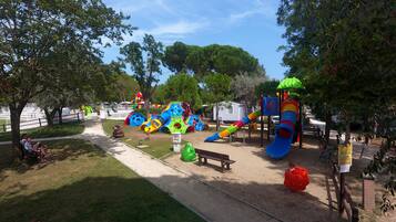 Zona de juegos infantil al aire libre