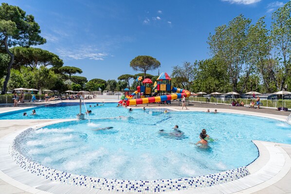 Piscine extérieure (ouverte en saison), parasols de plage