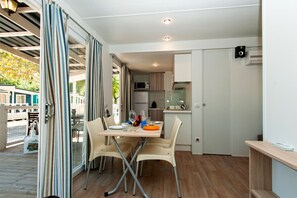 Deluxe Mobile Home, 2 Bedrooms (Pet Friendly) | Living area