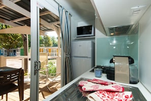 Deluxe Mobile Home, 3 Bedrooms, Garden View (Pet Friendly) | Private kitchen | Dining tables