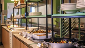 Un buffet allestito con diversi piatti e utensili da portata.