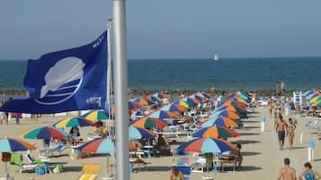 På stranden og hvit sand