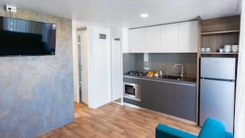 Elite Mobile Home, 2 Bedrooms (Pet Friendly) | Dapur peribadi | Peti sejuk/penyejuk beku saiz penuh, ketuhar gelombang mikro, dapur