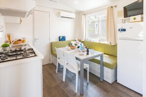Comfort Mobile Home (Pet Friendly) | Living area