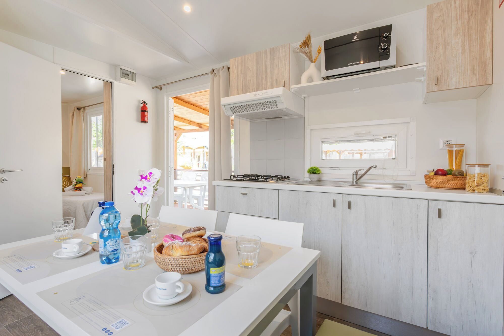 Mobile Comfort-Unterkunft (Pet Friendly) | Wohnbereich | Flachbildfernseher, Tischtennisplatte