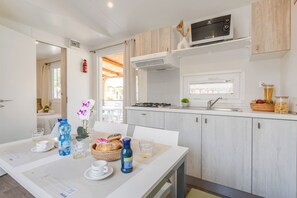 Husvogn – comfort (Pet Friendly) | Oppholdsområde | Flatskjerm-TV og bordtennis