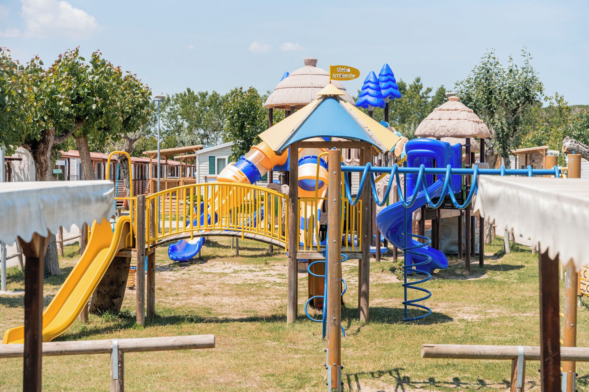 Zona de juegos infantil al aire libre