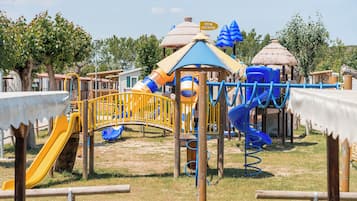 Zona de juegos infantil al aire libre