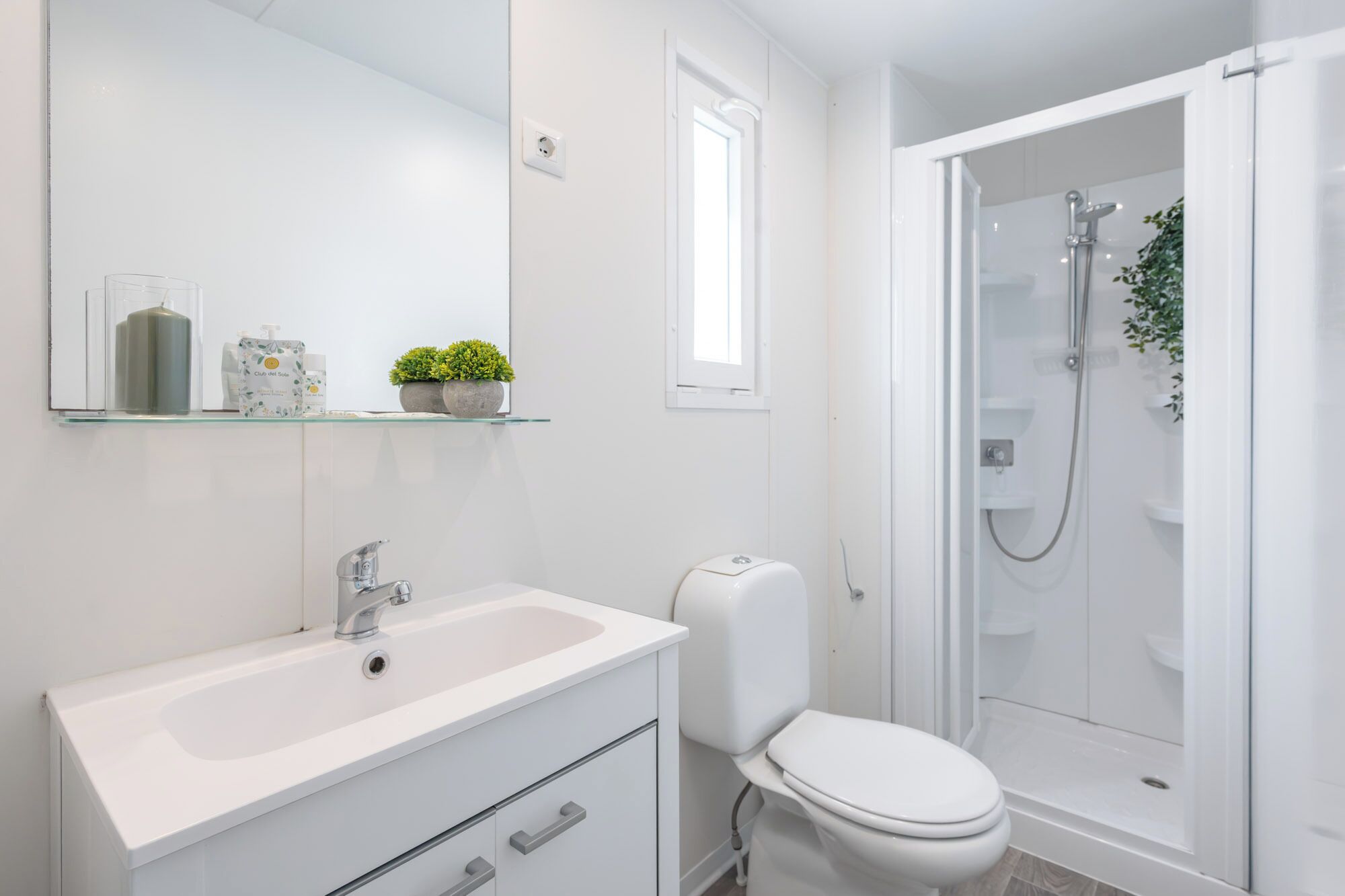 Husvogn – comfort (Pet Friendly) | Bad | Dusj og regndusjhode
