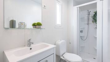 Husvogn – comfort (Pet Friendly) | Bad | Dusj og regndusjhode
