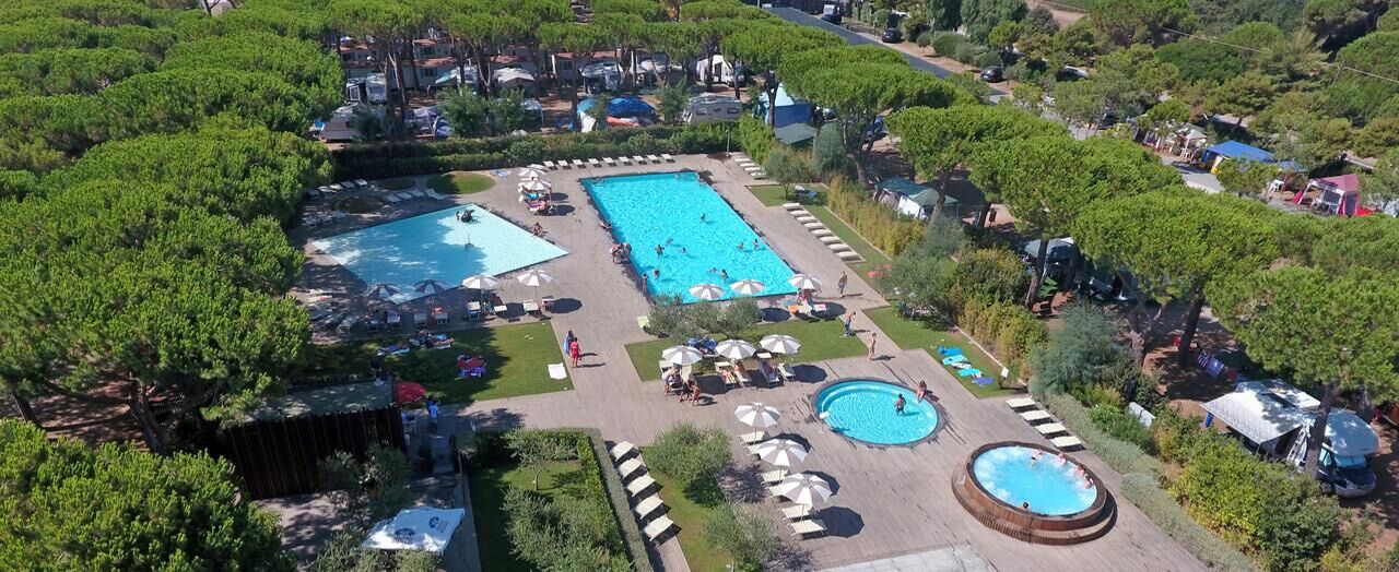 Außenpool (je nach Saison geöffnet), Sonnenschirme, Liegestühle