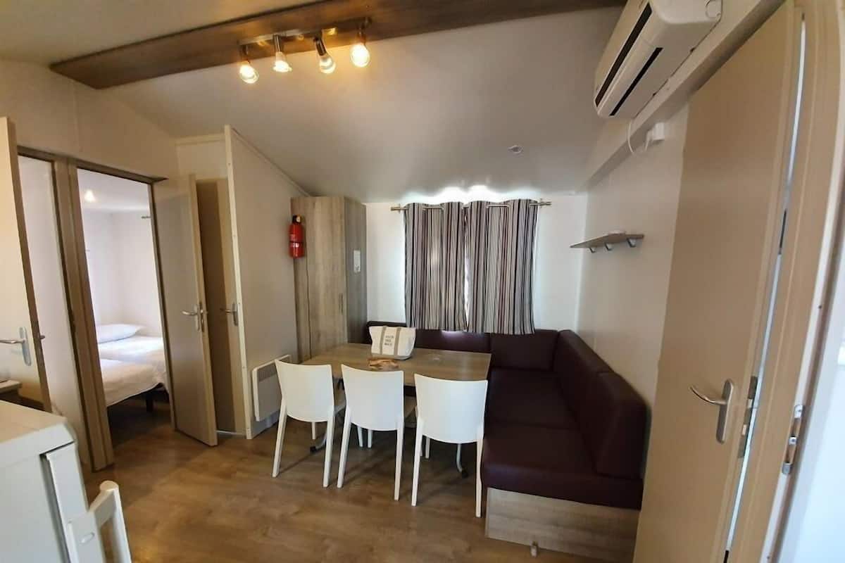 Mobile Home Supérieur, 3 chambres (Pet Friendly) | Coin séjour | Télévision à écran plat