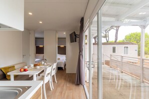 Lodge Superior Family | Cocina privada | Frigorífico grande, microondas y placa de cocina