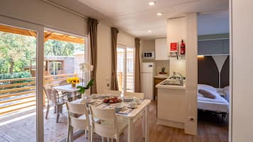 Lodge Deluxe | Living area | Flat-screen TV, table tennis