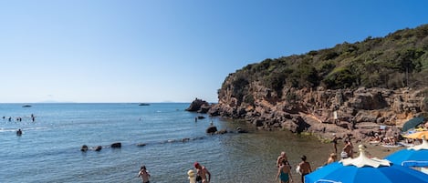 Sur la plage, plongée avec masque et tuba