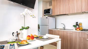 Full-size fridge, stovetop, espresso maker, highchair