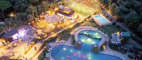 Seasonal outdoor pool, open 9:30 AM to 7:00 PM, pool umbrellas