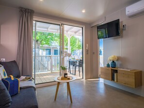 Lodge Elite Maxi | Wohnbereich | 15-Zoll-Flachbildfernseher mit Kabelempfang, Fernseher