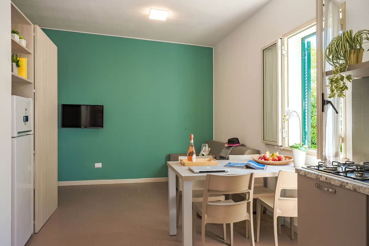 Bungalow Comfort Pet Friendly | Zona de estar | Televisión de pantalla plana de 15 pulgadas con canales por cable