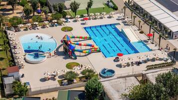 Piscine extérieure (ouverte en saison), parasols de plage