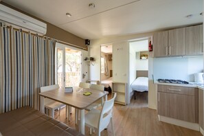 Superior Mobile Home, 3 Bedrooms | 私人厨房 | 冰箱、炉灶、咖啡研磨机、厨具/餐具