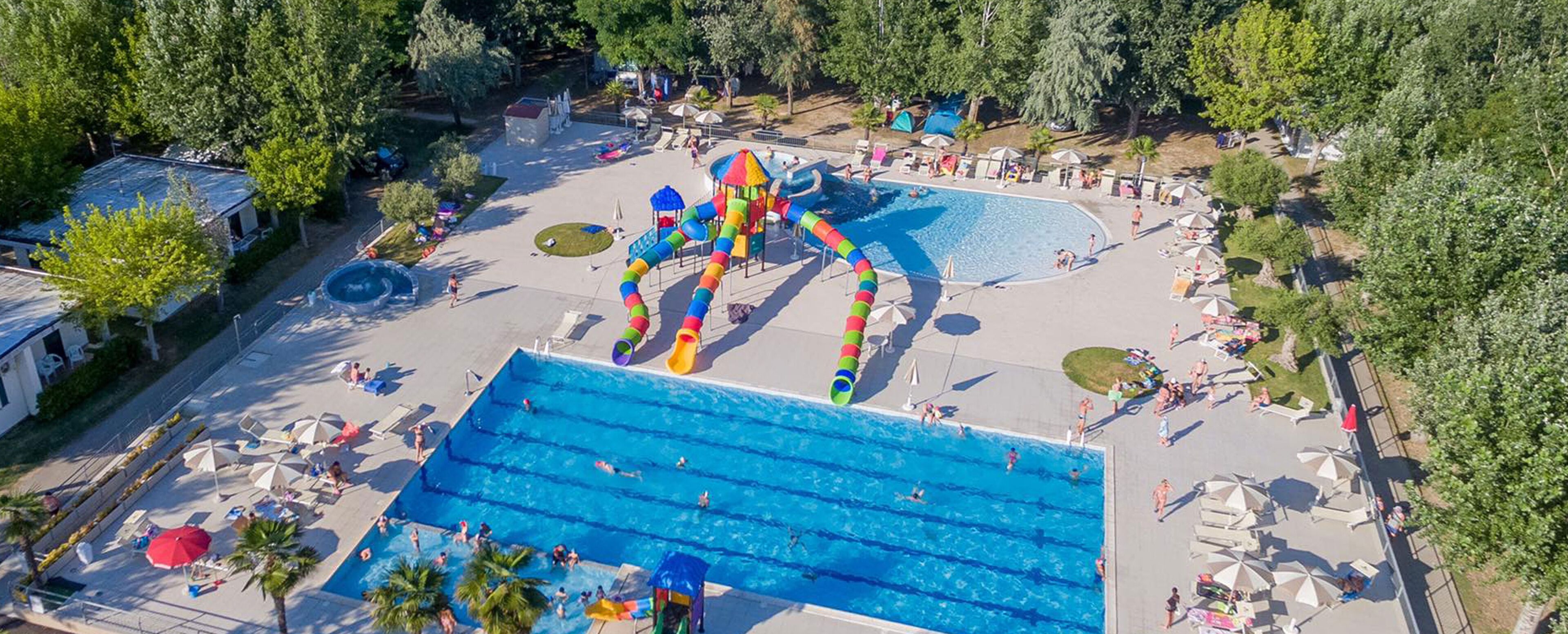 Außenpool (je nach Saison geöffnet), Sonnenschirme, Liegestühle