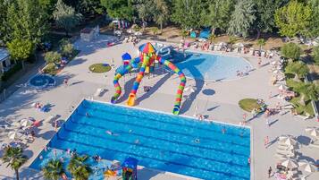 Piscine extérieure (ouverte en saison), parasols de plage