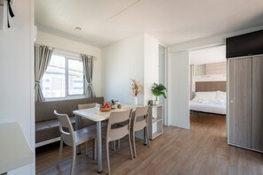 Junior Suite Mediterranea | リビング エリア | 15 インチの薄型テレビ (ケーブル放送視聴可)、テレビ、卓球台