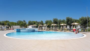 Piscina externa sazonal, guarda-sóis, espreguiçadeiras